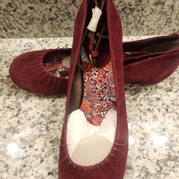 Ballet flat NWOT, burgandy/maroon in color. Size 9 - Picture 2 of 4